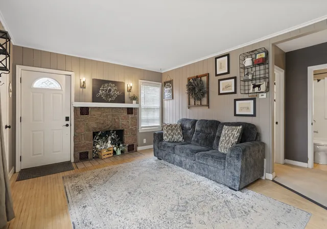 Photo 4 of Single family home for sale at 822 N Madison St, Woodstock, IL 60098 | MLS# 12747638 | Listing updated on 2026-09-14