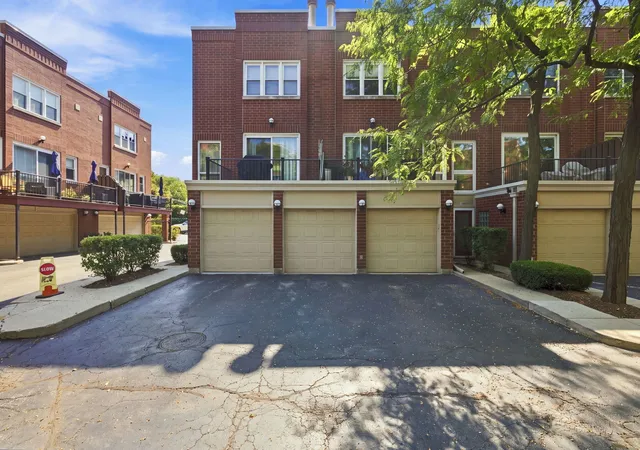 Listing Photo 2 - Condo for sale in building located at 1730 W Terra Cotta Pl, Chicago, IL 60614 - Unit #A