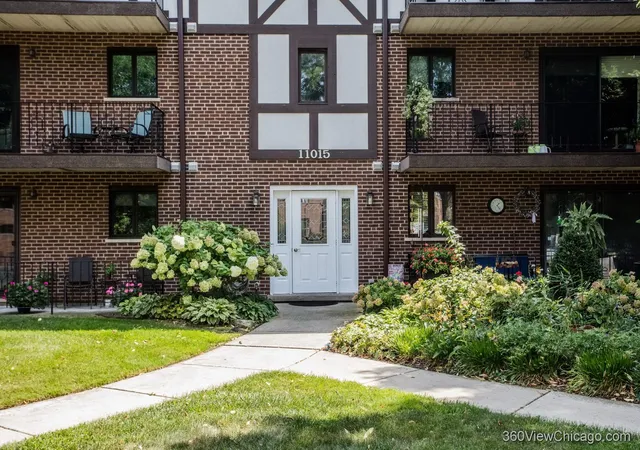 Listing Photo 3 - Condo for sale in building located at 11015 S Theresa Cir, Palos Hills, IL 60465 - Unit #3B