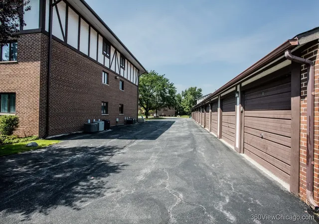 Listing Photo 2 - Condo for sale in building located at 11015 S Theresa Cir, Palos Hills, IL 60465 - Unit #3B
