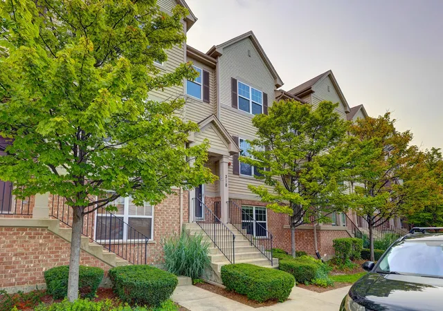 Photo 2 of Townhouse for sale at 318 Laurel Ave, Des Plaines, IL 60016 | MLS# 12747789 | Listing updated on 2026-09-21