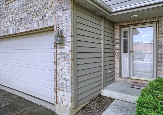 Photo 2 of Townhouse for sale at 516 Silver Aspen Cir, Crystal Lake, IL 60014 | MLS# 12747842 | Listing updated on 2026-09-05