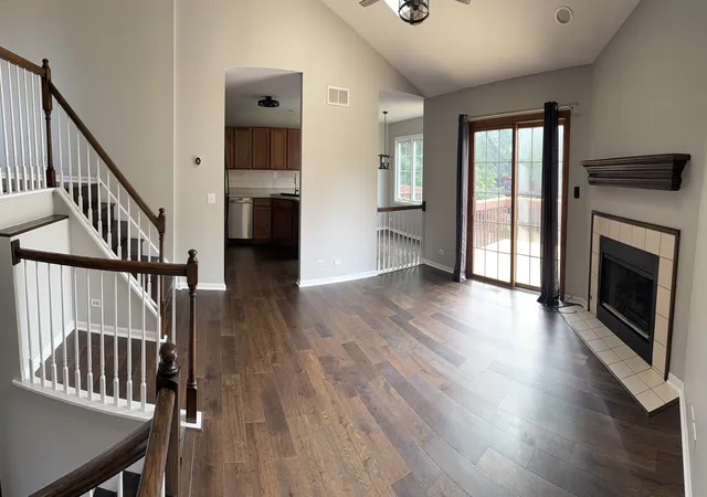 Photo 3 of Townhouse for sale at 516 Silver Aspen Cir, Crystal Lake, IL 60014 | MLS# 12747842 | Listing updated on 2026-09-22