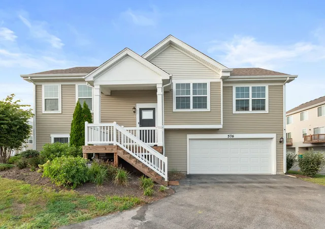 Photo 2 of Townhouse for sale at 576 Spring Leaf Dr, Joliet, IL 60431 | MLS# 12747848 | Listing updated on 2026-09-21