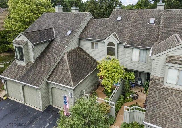Photo 3 of Townhouse for sale at 900 Shoreline Rd, Lake Barrington, IL 60010 | MLS# 12747885 | Listing updated on 2026-10-12