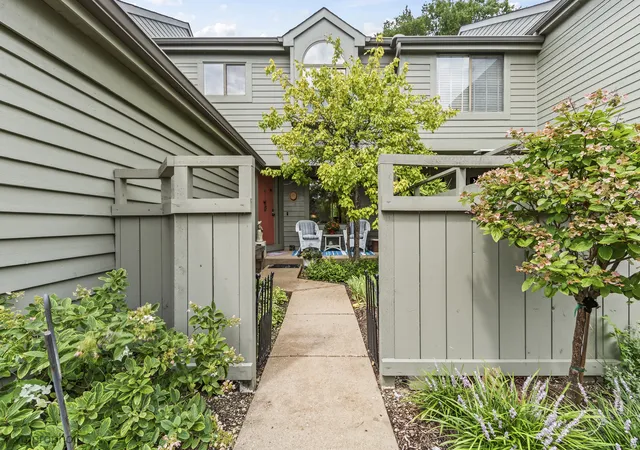 Photo 1 of Townhouse for sale at 900 Shoreline Rd, Lake Barrington, IL 60010 | MLS# 12747885 | Listing updated on 2026-10-28