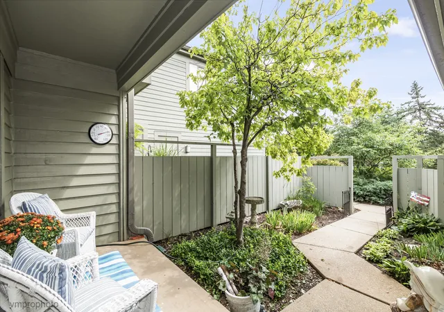 Photo 3 of Townhouse for sale at 900 Shoreline Rd, Lake Barrington, IL 60010 | MLS# 12747885 | Listing updated on 2026-10-28