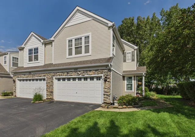 Photo 3 of Townhouse for sale at 6787 Slate Dr, Carpentersville, IL 60110 | MLS# 12747886 | Listing updated on 2026-10-05
