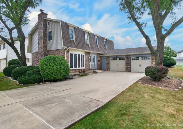 Photo 1 of Single family home for sale at 511 Cottonwood Ln, Schaumburg, IL 60193 | MLS# 12747896 | Listing updated on 2026-09-14