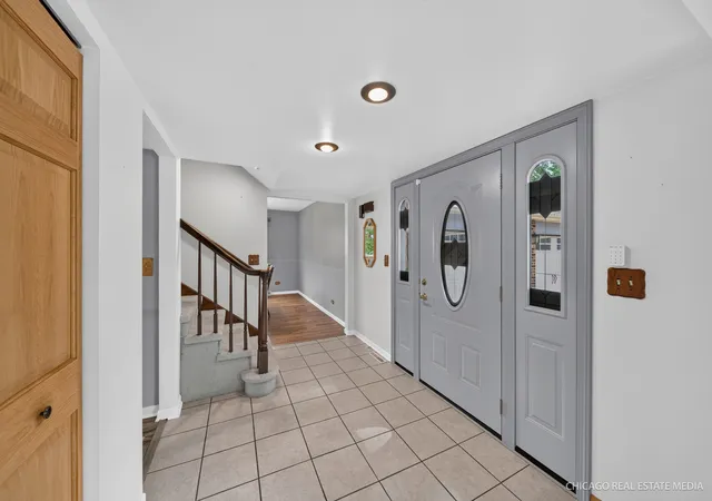 Photo 2 of Single family home for sale at 511 Cottonwood Ln, Schaumburg, IL 60193 | MLS# 12747896 | Listing updated on 2026-09-14