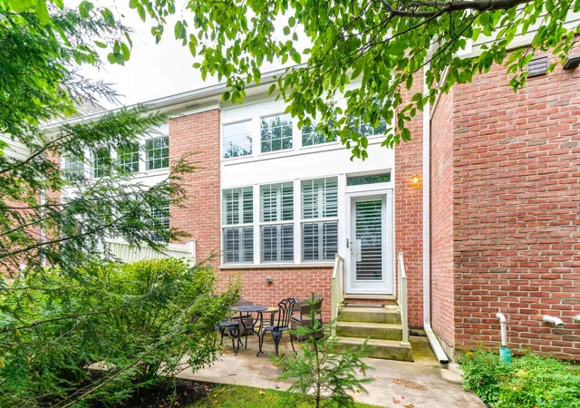 Photo 23 of Townhouse for sale at 1815 Torrey Pkwy, Libertyville, IL 60048 | MLS# 12747907 | Listing updated on 2026-09-07