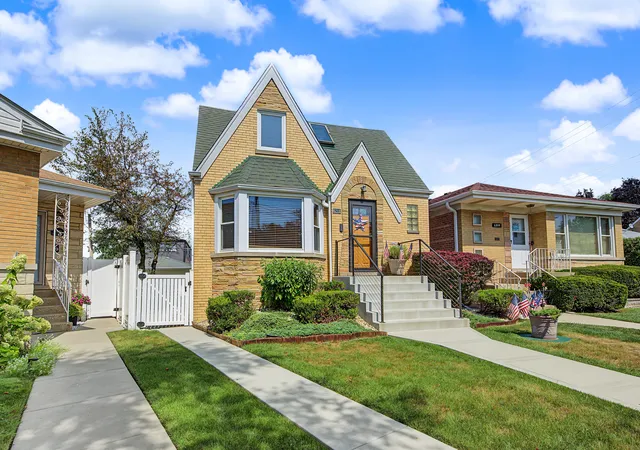 Photo 2 of Single family home for sale at 6218 W Huntington St, Chicago, IL 60646 | MLS# 12747921 | Listing updated on 2026-09-22
