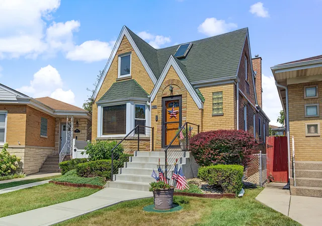 Photo 3 of Single family home for sale at 6218 W Huntington St, Chicago, IL 60646 | MLS# 12747921 | Listing updated on 2026-09-22