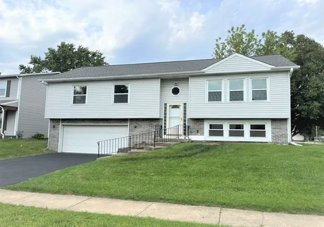 Photo 1 of Single family home for sale at 425 Canyon Trl, Carol Stream, IL 60188 | MLS# 12747931 | Listing updated on 2026-09-06