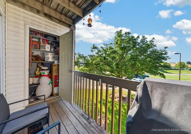 Listing Photo 2 - Condo for sale in building located at 1375 Cunat Ct, Lake In The Hills, IL 60156 - Unit #2C