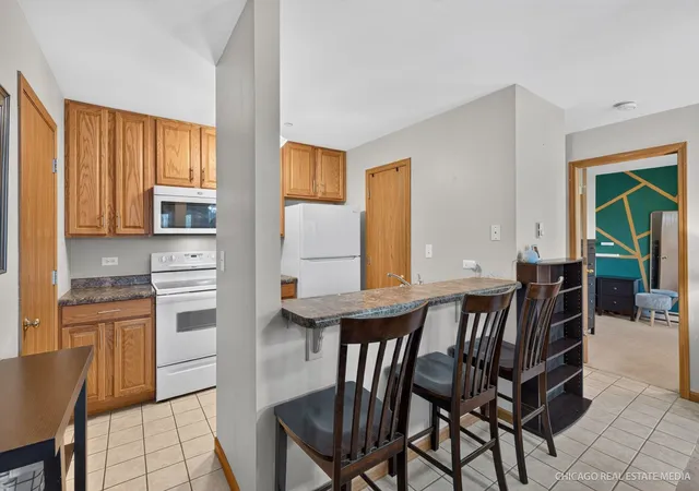 Listing Photo 3 - Condo for sale in building located at 1375 Cunat Ct, Lake In The Hills, IL 60156 - Unit #2C