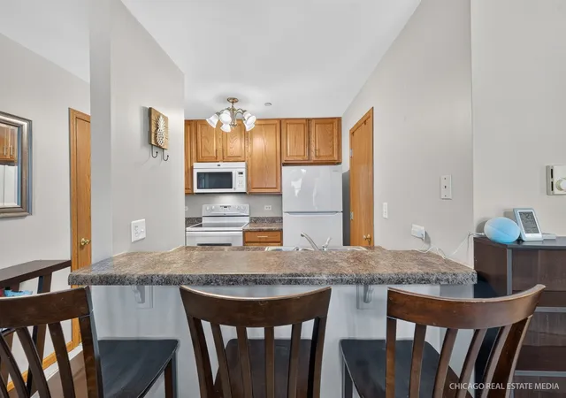Listing Photo 4 - Condo for sale in building located at 1375 Cunat Ct, Lake In The Hills, IL 60156 - Unit #2C