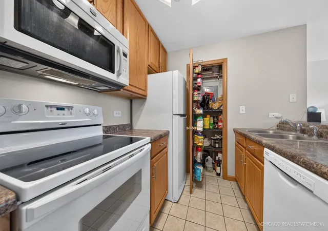 Listing Photo 5 - Condo for sale in building located at 1375 Cunat Ct, Lake In The Hills, IL 60156 - Unit #2C