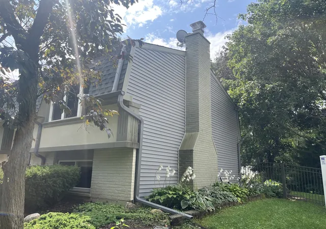 Photo 3 of Sale Pending at 2248 Kingston Dr, Wheaton, IL 60189 | MLS# 12747963 | Listing updated on 2026-10-17