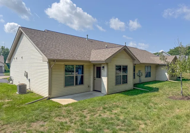 Listing Photo 2 - Condo for sale in building located at 5604 Jackies Dr, Loves Park, IL 61111 - Unit #R