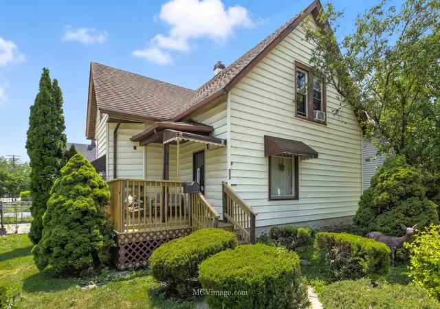 Single family home for sale at 514 E Jackson St, Joliet, IL 60432 | MLS# 12748001