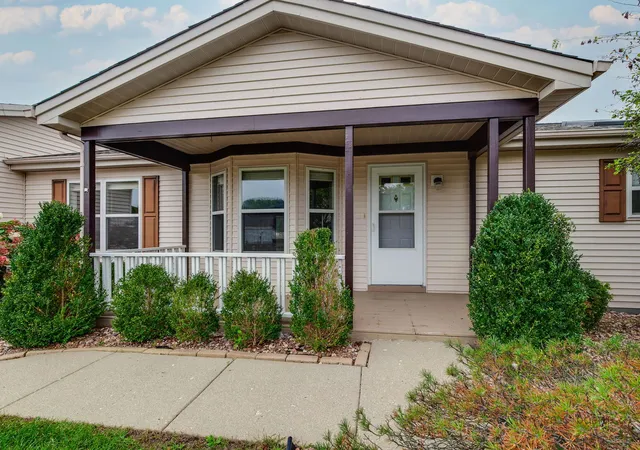 Photo 2 of Single family home for sale at 1832 Paddock Ct, Grayslake, IL 60030 | MLS# 12748021 | Listing updated on 2026-10-03
