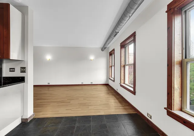 Listing Photo 2 - Condo for sale in building located at 5400 S Harper Ave, Chicago, IL 60615 - Unit #402