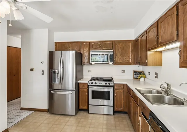 Listing Photo 5 - Condo for sale in building located at 1315 Cheswick Ct, Wheeling, IL 60090 - Unit #C