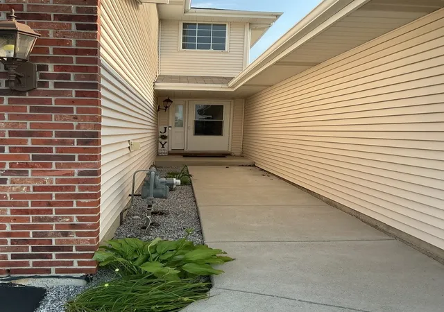Photo 2 of Sale Pending at 5613 W Sutton Pl, Monee, IL 60449 | MLS# 12748060 | Listing updated on 2026-09-30
