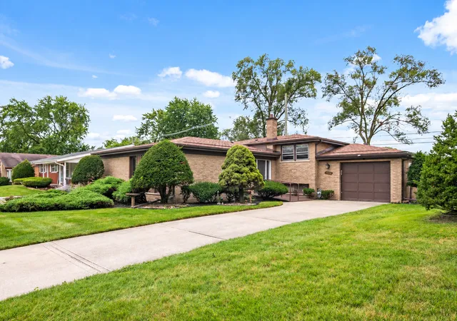 Photo 1 of Single family home for sale at 15310 Drexel Ave, South Holland, IL 60473 | MLS# 12748079 | Listing updated on 2026-09-16