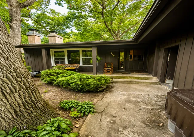 Photo 19 of Single family home for sale at 220 Lakewood Dr, Oakwood Hills, IL 60013 | MLS# 12748087 | Listing updated on 2026-10-15