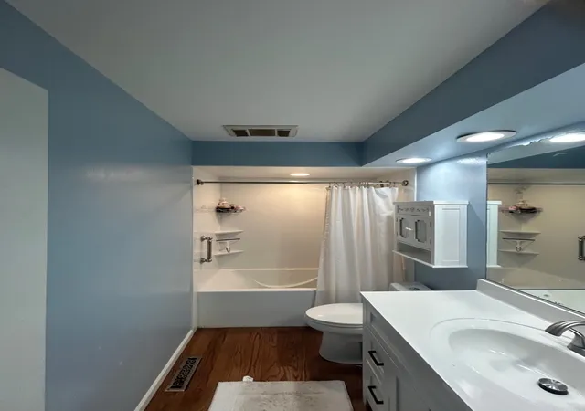 Photo 2 of Single family home for sale at 220 Lakewood Dr, Oakwood Hills, IL 60013 | MLS# 12748087 | Listing updated on 2026-09-15