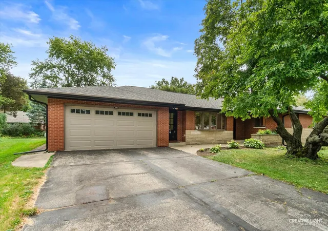 Photo 3 of Single family home for sale at 390 Lra Dr, Aurora, IL 60506 | MLS# 12748099 | Listing updated on 2026-09-24