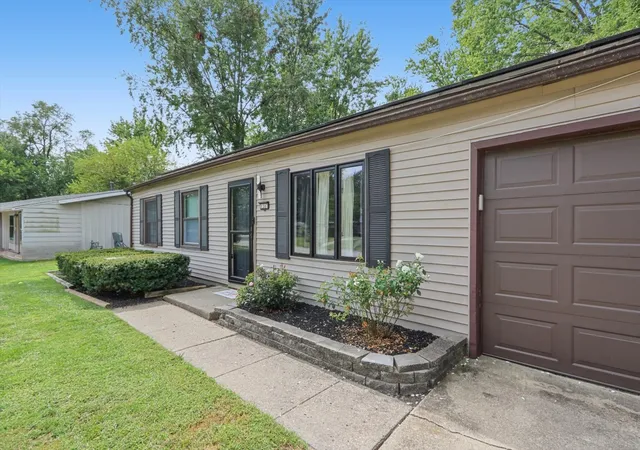 Photo 3 of Single family home for sale at 1307 Briarwood Dr, Champaign, IL 61821 | MLS# 12748102 | Listing updated on 2026-09-22
