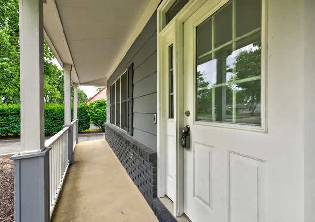 Photo 4 of Single family home for sale at 6914 Brookbank Rd, Darien, IL 60561 | MLS# 12748108 | Listing updated on 2026-09-23