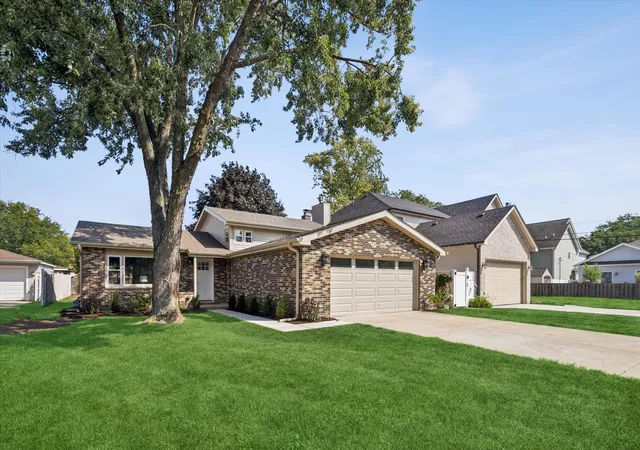 Photo 1 of Single family home for sale at 525 N Clarendon Ave, Lombard, IL 60148 | MLS# 12748127 | Listing updated on 2026-09-13