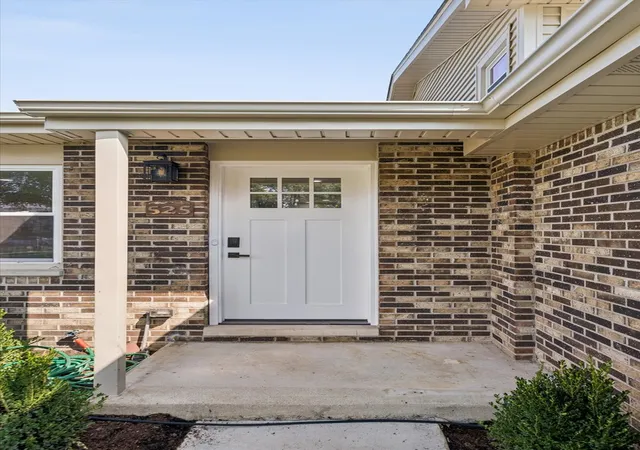 Photo 2 of Single family home for sale at 525 N Clarendon Ave, Lombard, IL 60148 | MLS# 12748127 | Listing updated on 2026-09-13