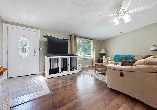 Photo 4 of Single family home for sale at 1810 Louise St, Crystal Lake, IL 60014 | MLS# 12748152 | Listing updated on 2026-09-14