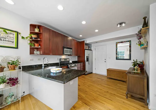 Listing Photo 4 - Condo for sale at Waverly On Wallen, Unit 2S 1622 W Wallen Ave, Waverly On Wallen, Chicago, IL 60626 | Built Year: 1924-1924