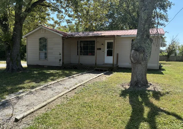 Photo 1 of Single family home for sale at 121 E Opdyke Ave, Mt Vernon, IL 62864 | MLS# 12748202 | Listing updated on 2026-09-12