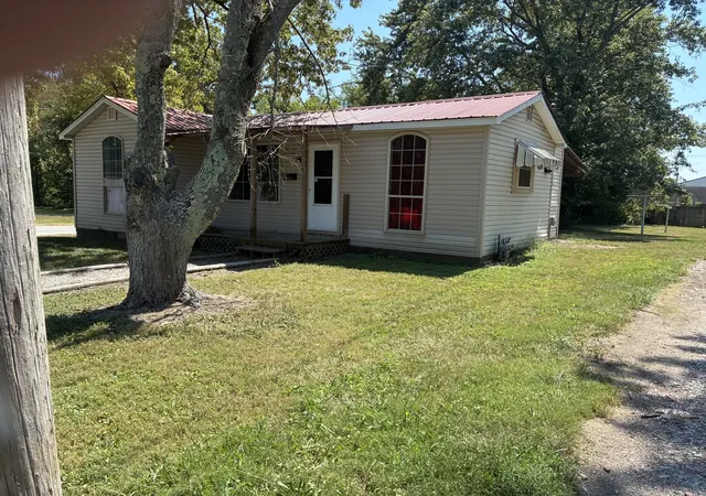 Photo 2 of Single family home for sale at 121 E Opdyke Ave, Mt Vernon, IL 62864 | MLS# 12748202 | Listing updated on 2026-09-12