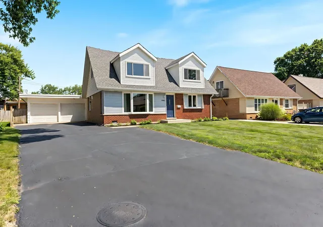 Photo 2 of Single family home for sale at 5446 Highland Ct, Crestwood, IL 60418 | MLS# 12748305 | Listing updated on 2026-10-21