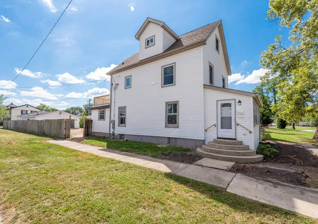 Photo 1 of Single family home for sale at 112 S Oak St, Manteno, IL 60950 | MLS# 12748370 | Listing updated on 2026-09-29