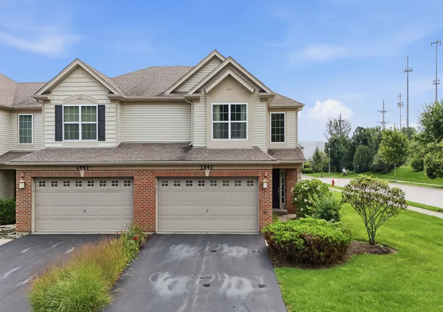 Photo 2 of Townhouse for sale at 1541 Pauline Cir, Mundelein, IL 60060 | MLS# 12748383 | Listing updated on 2026-09-24