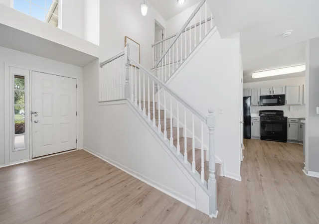 Photo 4 of Townhouse for sale at 1541 Pauline Cir, Mundelein, IL 60060 | MLS# 12748383 | Listing updated on 2026-09-24