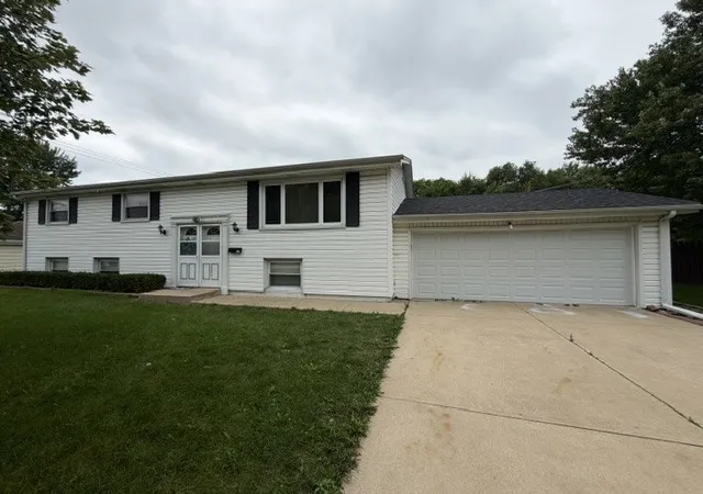 Photo 1 of Single family home for sale at 527 Edwin Dr, Bourbonnais, IL 60914 | MLS# 12748407 | Listing updated on 2026-09-17