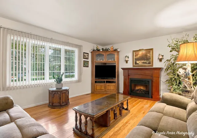 Photo 4 of Single family home for sale at 1015 Somerset, Mc Henry, IL 60050 | MLS# 12748462 | Listing updated on 2026-09-25