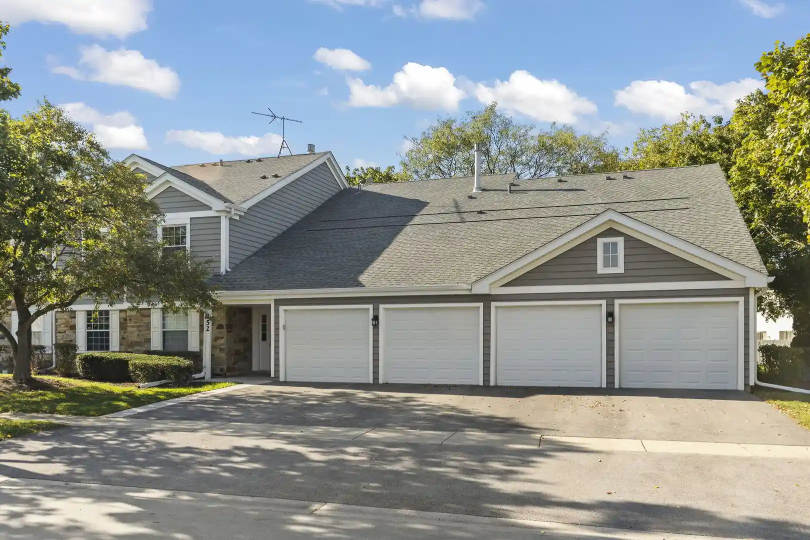 Listing Photo 2 - Condo for sale in 252 Shoreline Cir located at 252 Shoreline Cir, Schaumburg, IL 60194 - Unit #Z1