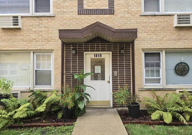 Photo 3 of Condo for sale at 1819 W Touhy Ave #4, Chicago, IL 60626 | MLS# 12748492 | Listing updated on 2026-10-08