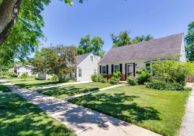 Photo 2 of Single family home for sale at 1011 N Haddow Ave, Arlington Heights, IL 60004 | MLS# 12748529 | Listing updated on 2026-09-21